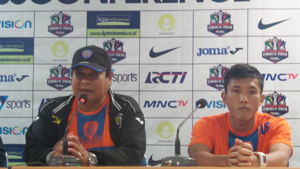 Pelatih Arema Suharno (kiri) dan Ahmad Bustomi. Copyright: &copy; Ginanjar/INDOSPORT